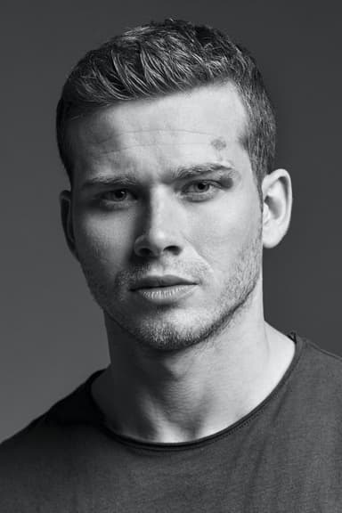 Oliver Stark profile photo